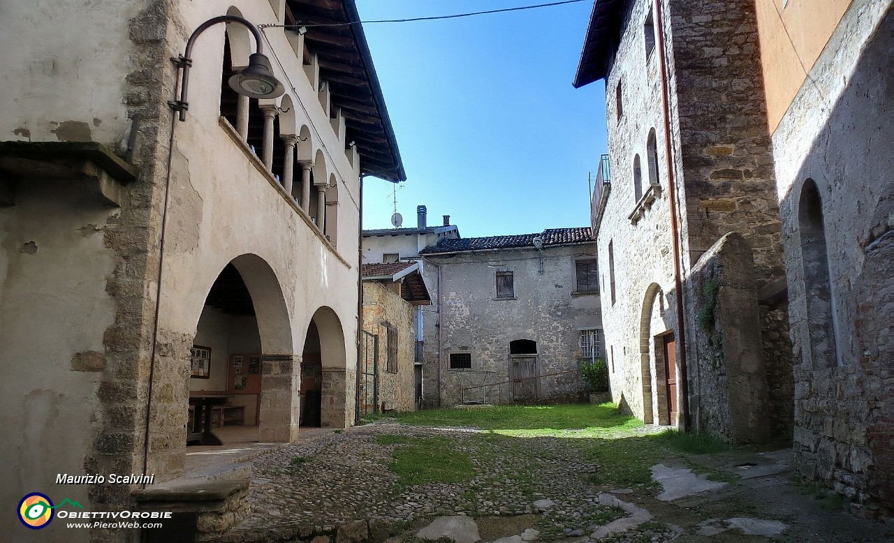 07 Amagno, la piazzetta della Ghiacciaia, sulla sinistra la secentesca Ca del Maestro....JPG